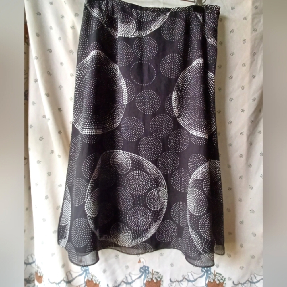Elegant Black and White Circle Pattern Skirt